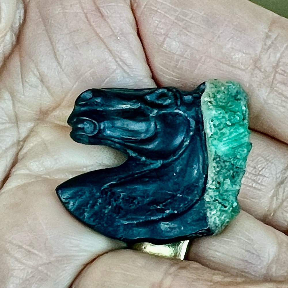 Emerald and shale carved horse head - Picture 10 of 12